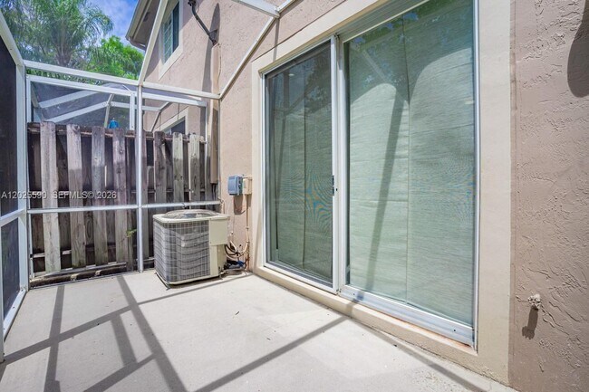 Building Photo - 2098 Madeira Dr