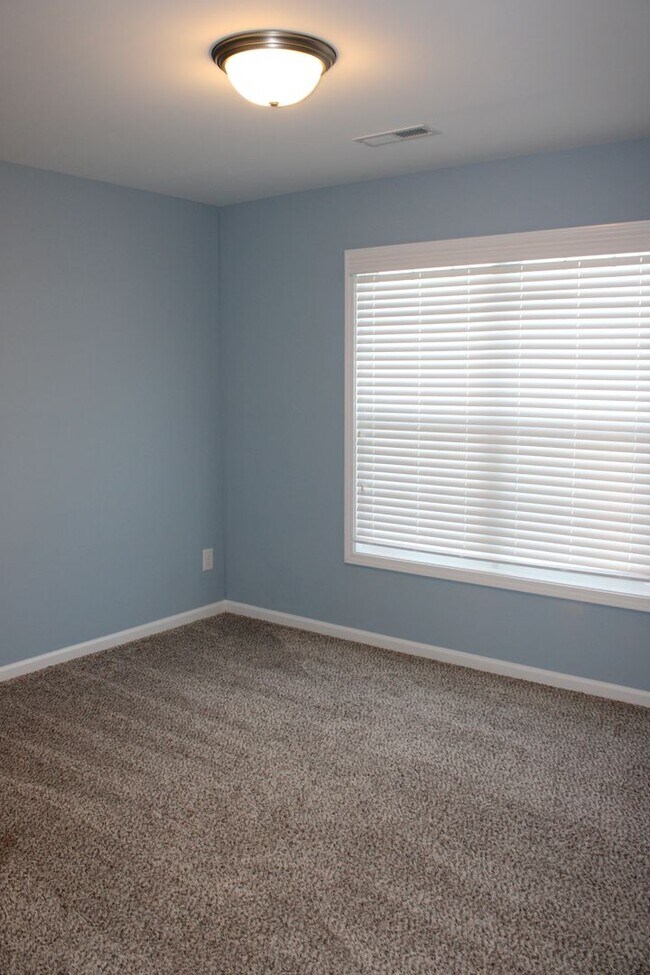 Building Photo - Flexible leasing Terms