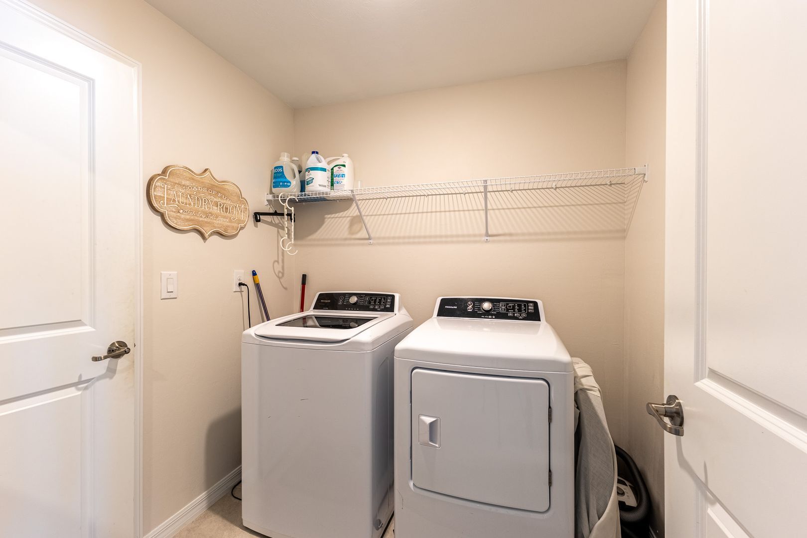 Building Photo - Move-In Ready 4-Bedroom Home with Modern Furnishings in Rotonda West