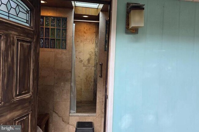 Building Photo - 36 Shore Dr