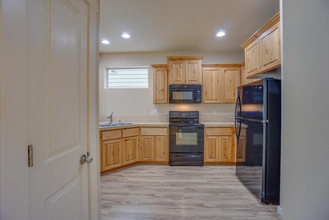 Building Photo - BEAUTIFUL THREE BEDROOM IN HAZEL DELL