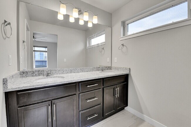 Building Photo - $2,620.95 - 3 Bed, 2.5 Bath Home in Aurora with AC and In Unit Laundry!