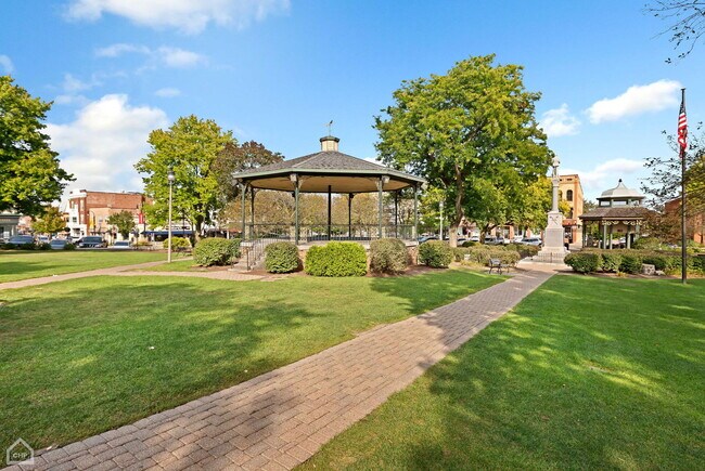 Building Photo - 107 1/2 Dean St