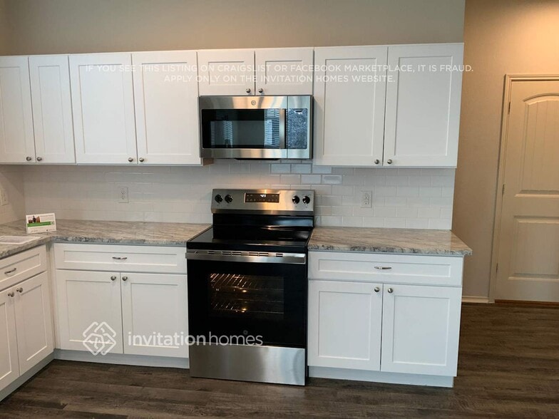 Building Photo - 2820 Englefield Green Dr