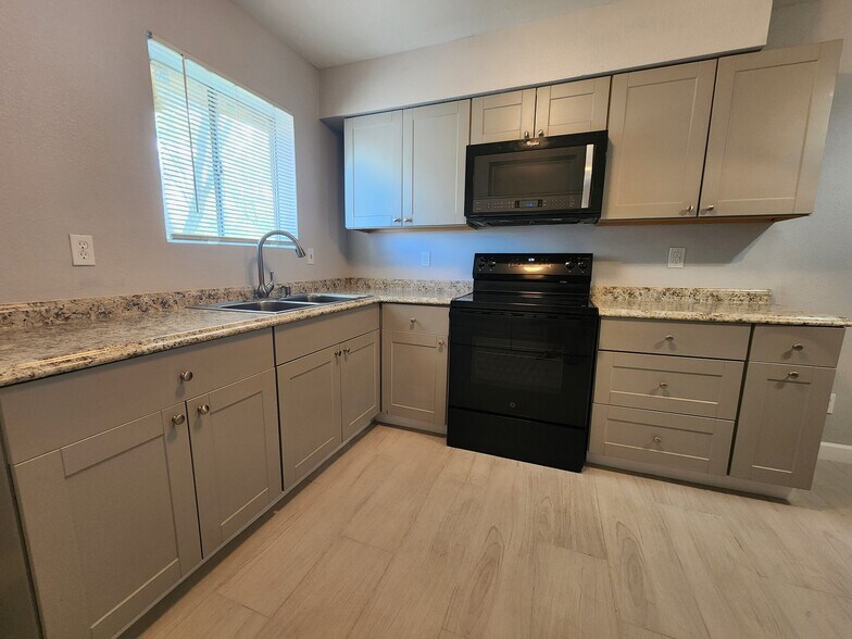 Building Photo - 143 S Doran