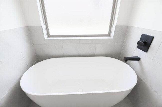 Building Photo - 8201 Mountain Oak Dr