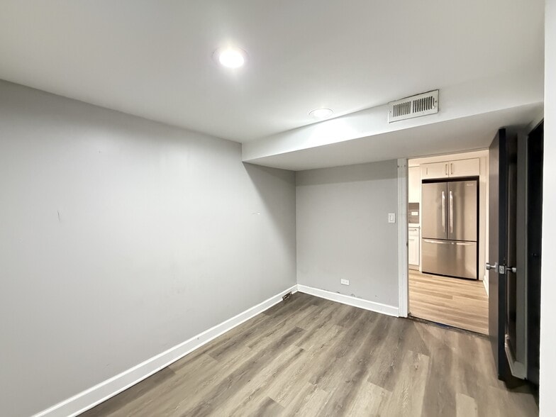 Building Photo - 2617 W Rascher Ave
