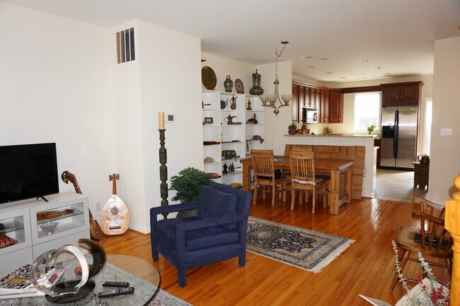 Building Photo - Charming 3Bedroom/3.5Bath Townhome in Ridg...