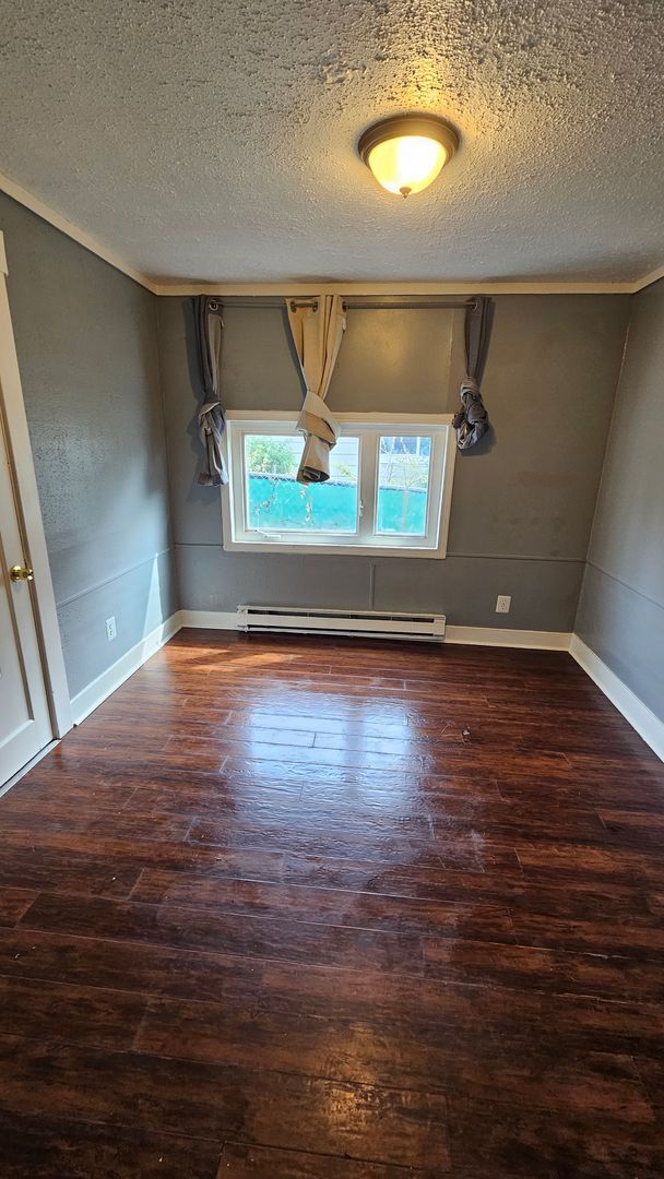 Building Photo - Cute 2-bed house,  Pet Friendly, Central location!