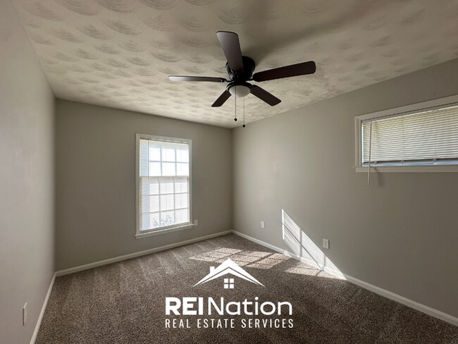 Building Photo - Spacious 4BR/2BA Memphis Rental with 2-Car Garage, Hardwood Floors & Fireplace