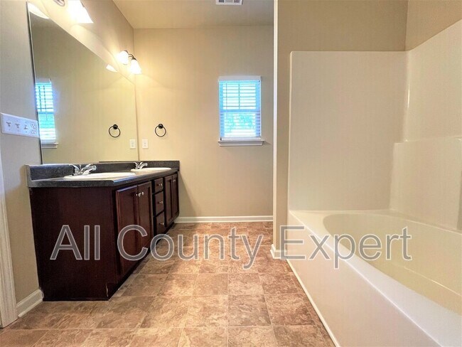 Building Photo - 599 Oakside Pl