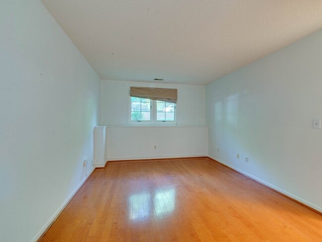 Building Photo - Amenity rich water front condo ready for move in!