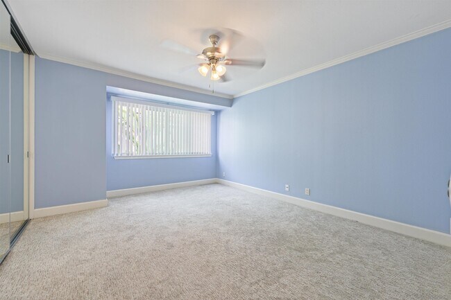 Building Photo - 8515 Villa La Jolla Dr