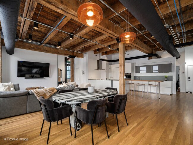 Building Photo - 312 N May St