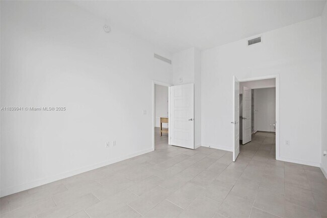 Building Photo - 2150 N Bayshore Dr