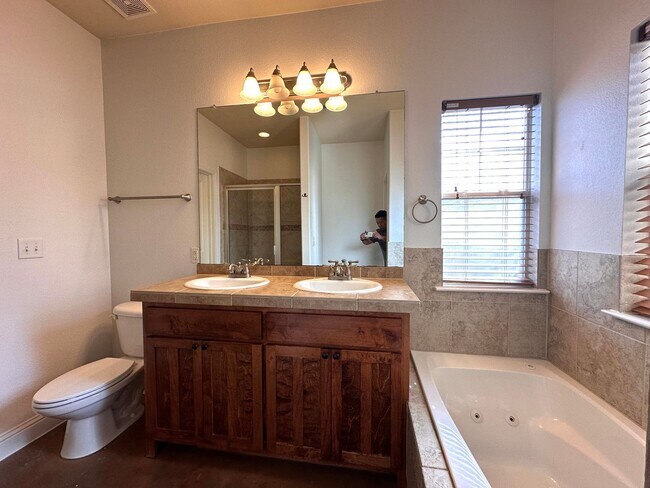 Building Photo - Two Story 3 Bedrooms 2.5 Bathrooms Home for Rent in Prime East of Austin Location, nearby Muller ...