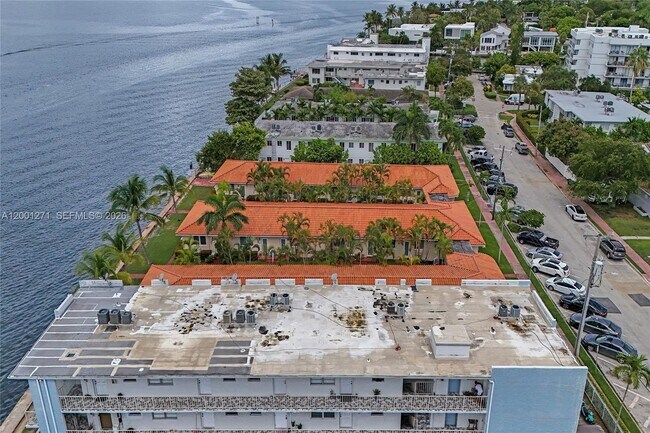 Building Photo - 2170 Bay Dr