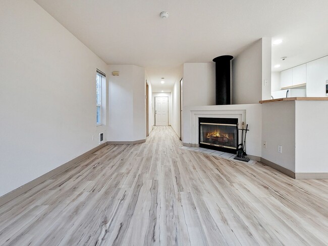 Building Photo - Kent East Hill Townhome with Garage & Patio