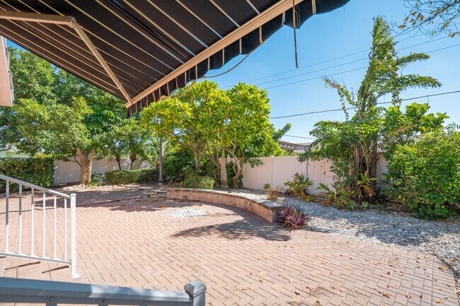 Building Photo - 2173 W Vina Del Mar Blvd