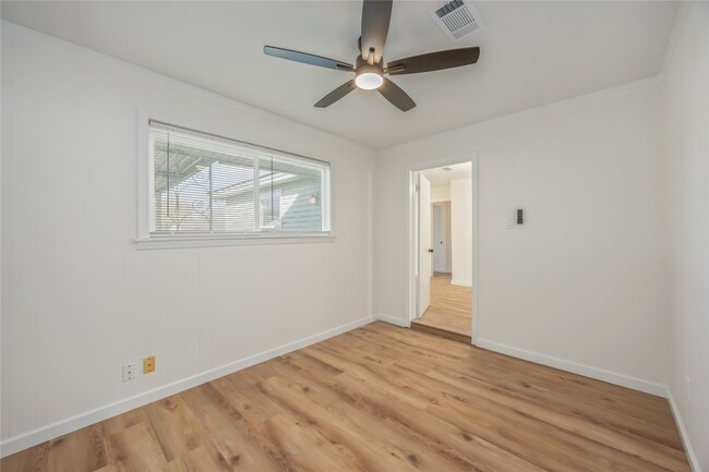 Building Photo - 5942 Ridgeway Dr