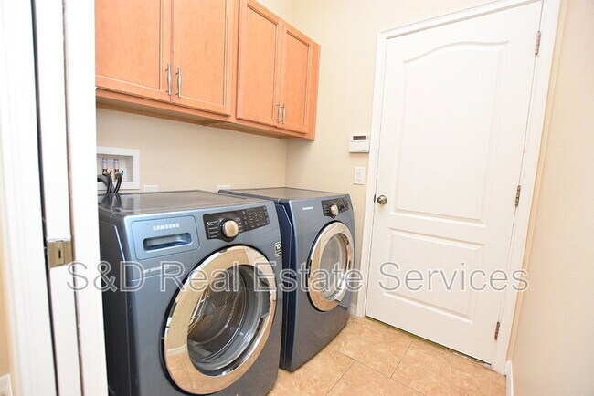 Building Photo - 5632 Aral Dr