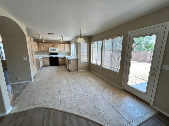 Building Photo - Spacious 4-Bedroom 3-Bath Peoria Home with...