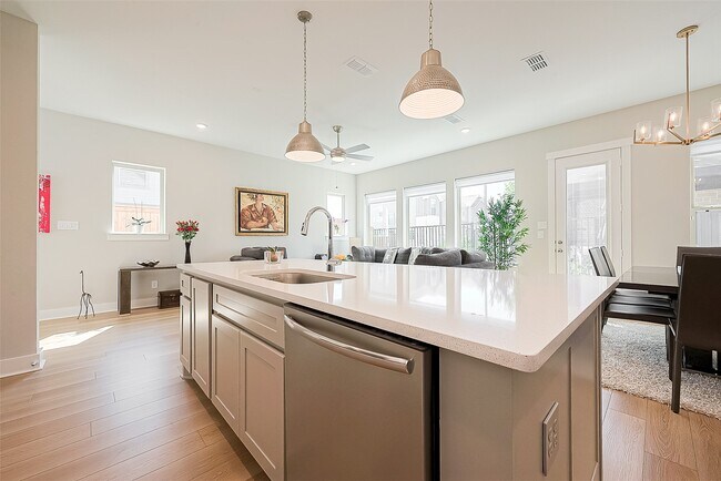 Building Photo - 10915 Brambling Wood Dr