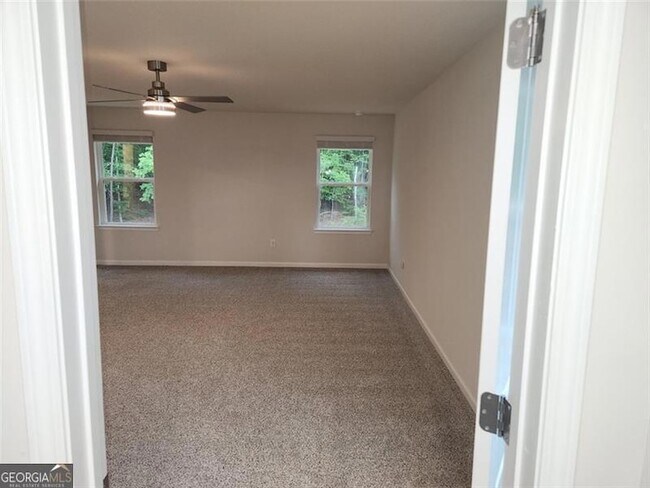 Building Photo - 235 Vly Oak Dr