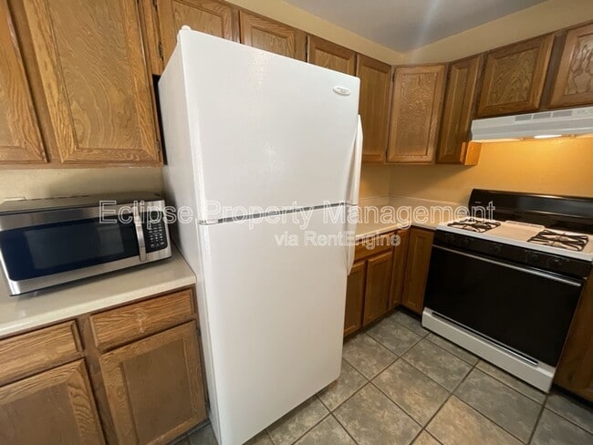 Building Photo - 626 Meadowood St