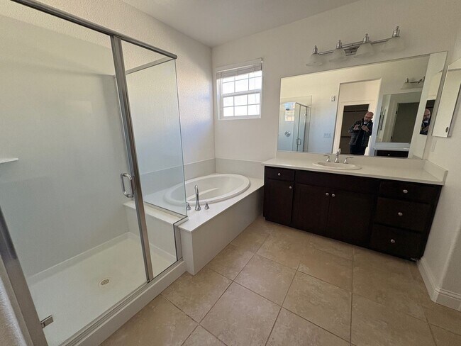 Building Photo - Large 5 bedroom home with loft.  Featuring 2 primary bedrooms