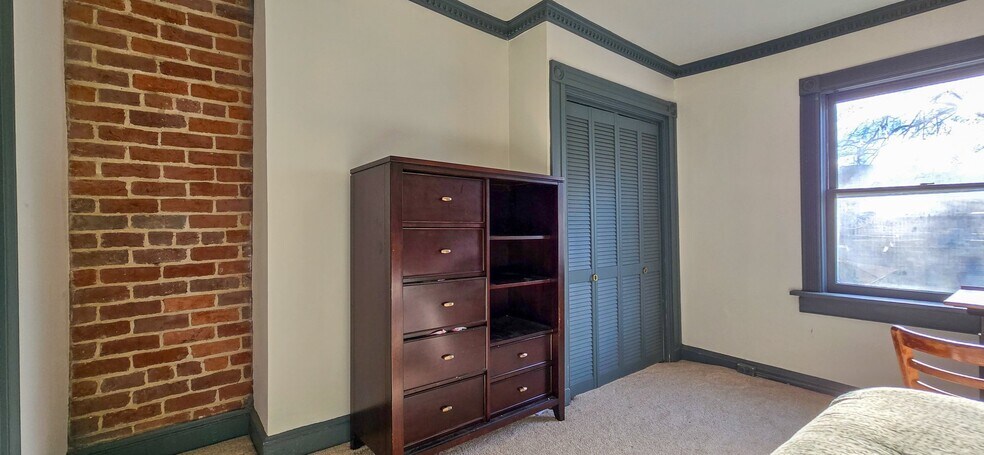 Building Photo - 209 W Clay St