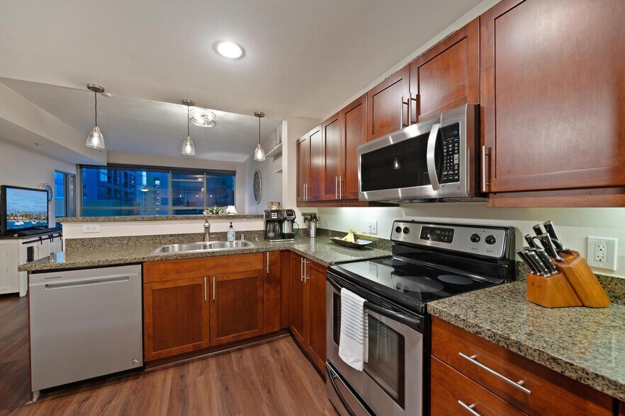 large kitchen - 253 10th Ave