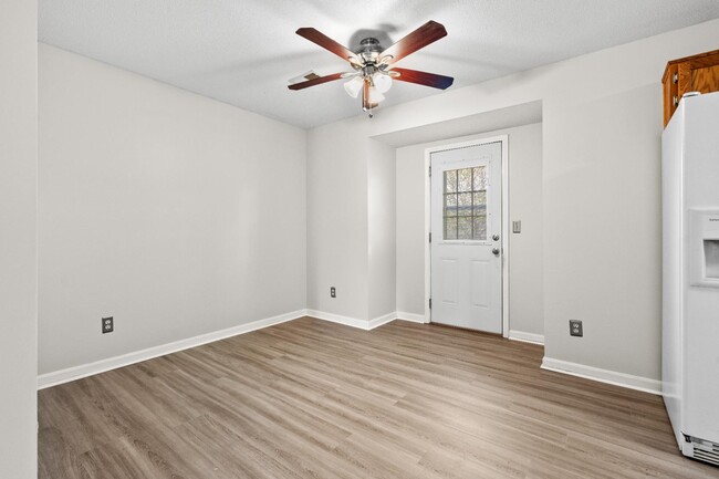 Building Photo - 1302 Williamsburg Dr