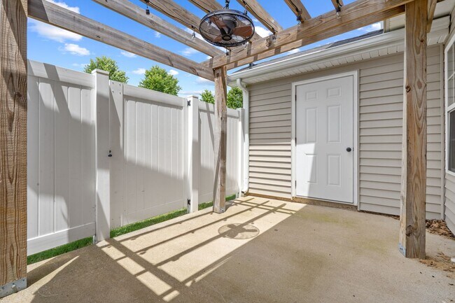 Building Photo - 2128 Victory Gallop Ln