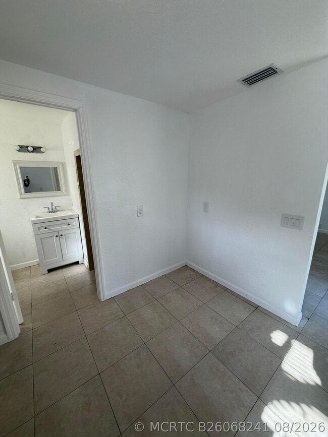 Building Photo - 926 S F St