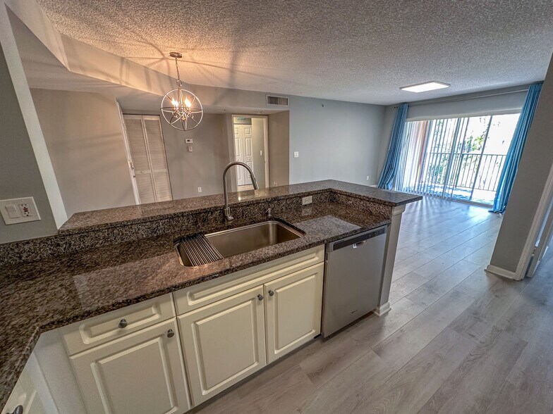 Building Photo - 1250 Wildwood Lakes Blvd