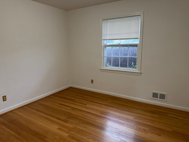 Building Photo - 9220 Quintana Dr