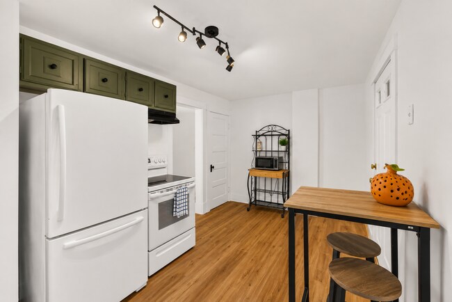 Building Photo - 602 25th St