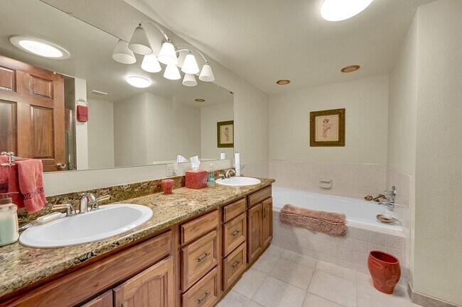 Building Photo - Backs to private lake with mountain views