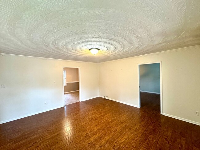 Building Photo - Quaint 3 bedroom/2 bath home