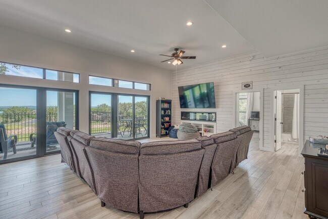 Building Photo - 3305 Close Call