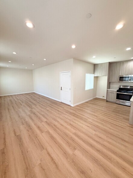 Building Photo - 8827 Van Nuys Blvd