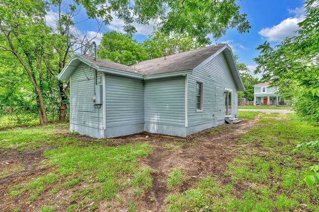 Building Photo - Newly remodeled 3 bedroom/2 baths coming s...