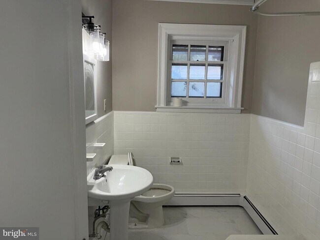 Building Photo - 645 E High St