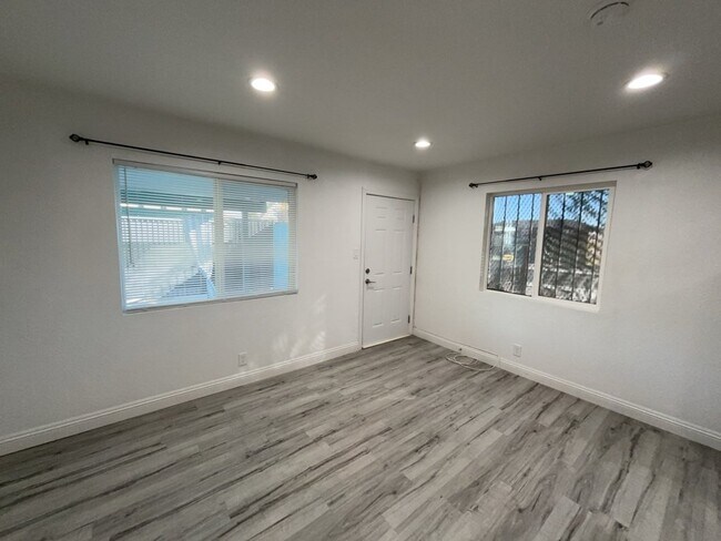 Building Photo - Cozy 2-Bed Oasis in the Heart of Downtown Las Vegas – Perfect for Urban Living!