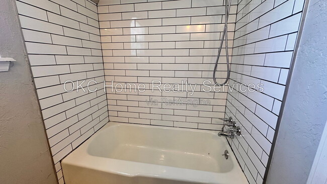 Building Photo - 8417 S Villa Ave