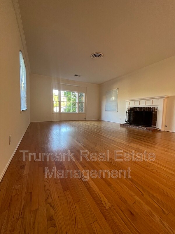 Building Photo - 3204 Vickers Dr
