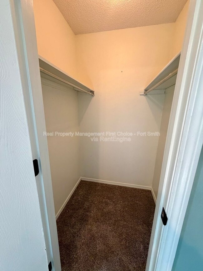 Building Photo - 904 Hillside Dr