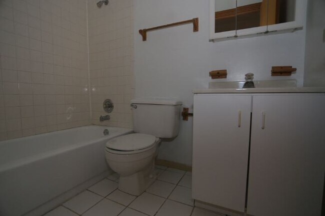 Building Photo - 640 W Barry Ave