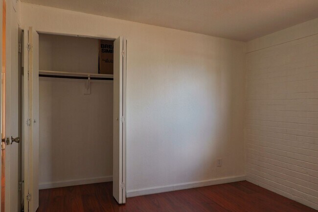 Building Photo - 618 N Medford Dr